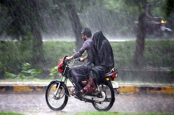 ملک کے مختلف علاقوں میں بارش سے موسم دلفریب، کراچی میں رین ایمرجنسی